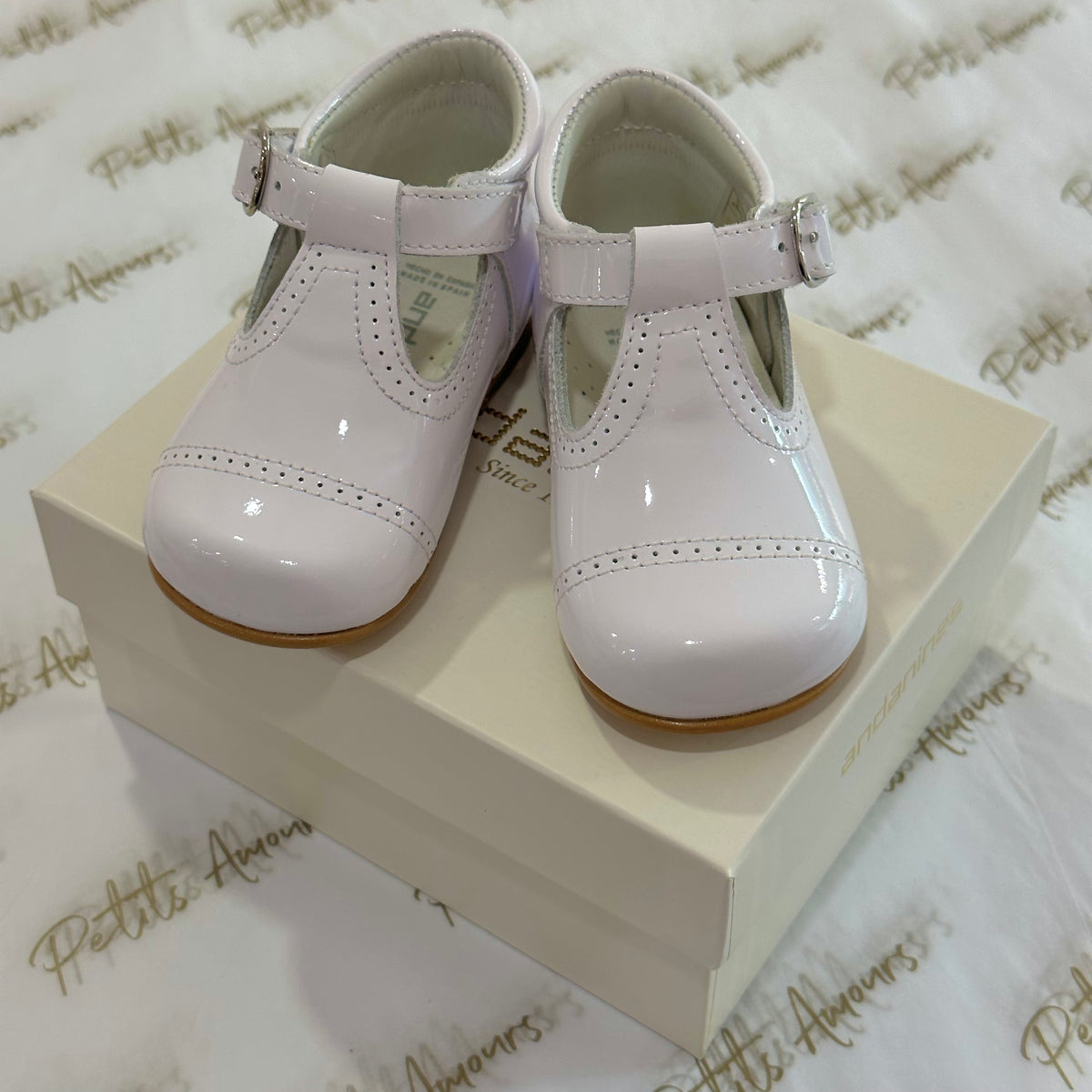 White t sales bar shoes womens